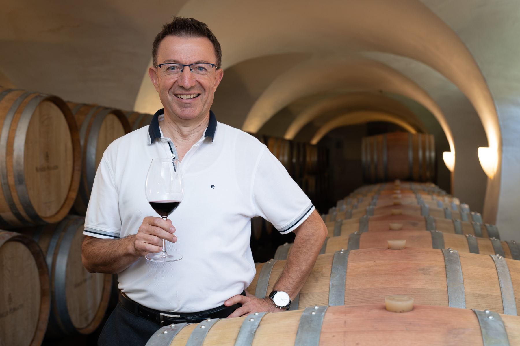Ljubo Vuljaj mit einem Glas Rotwein im Fasskeller